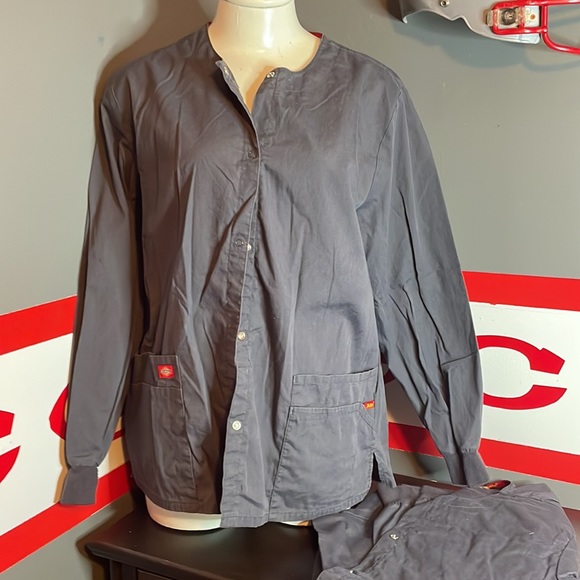 🎉Bundle of Dickies Scrub Jackets and Tops! Pewter Gray in Color! EUC! - Picture 8 of 9